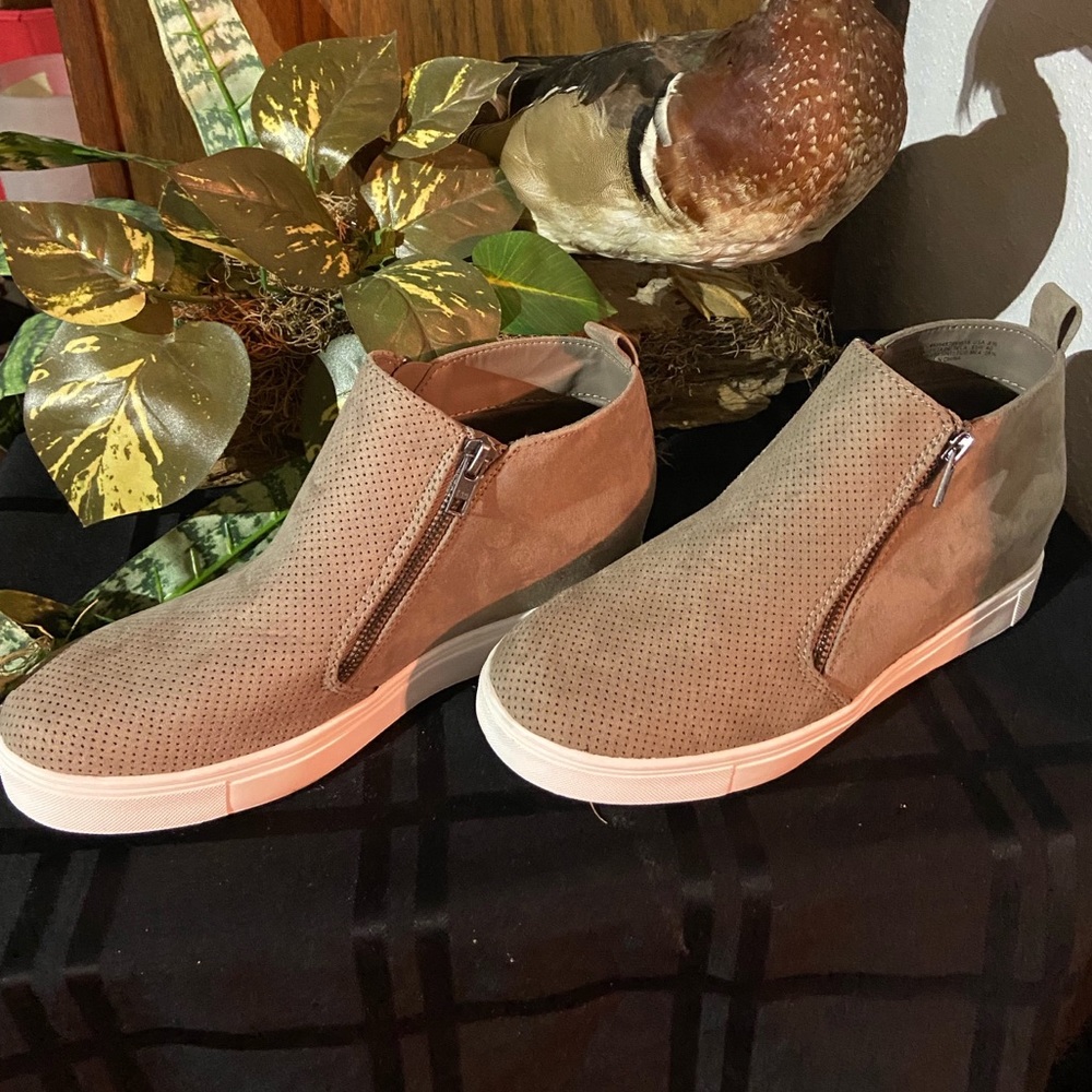 Mesh/suede boot-like memory foam